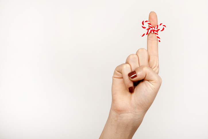 Red string on finger to signal reminder